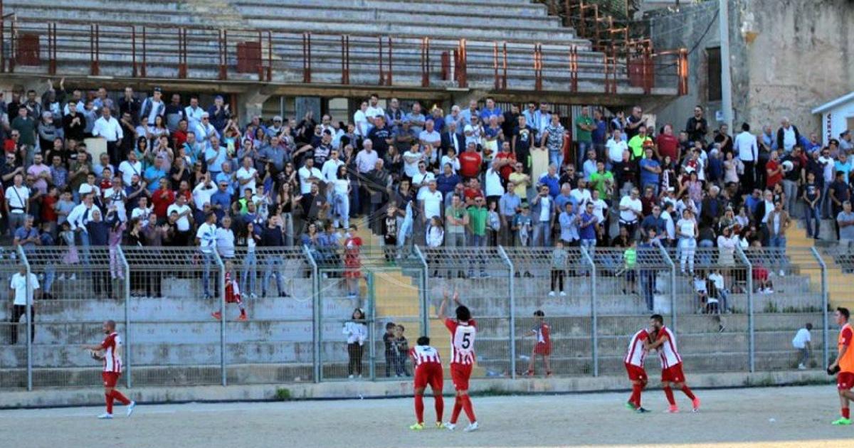 Sassaiola e lanci di bottiglie durante il derby Licata - Canicattì, 5 auto danneggiate