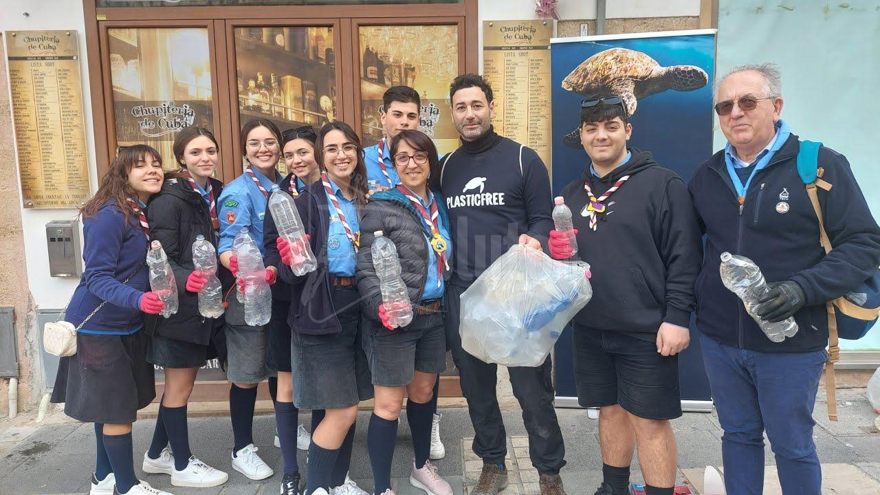 Via i mozziconi di sigarette dal centro storico di Sciacca grazie a Plasticfree (Video)