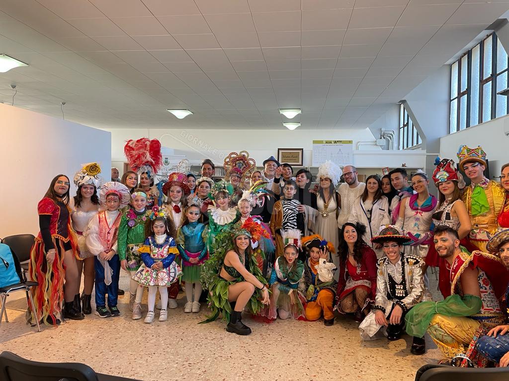 Orientamento scolastico al Carnevale di Montevago, prof e studenti  dell'Euroform impegnati nel backstage della sfilata