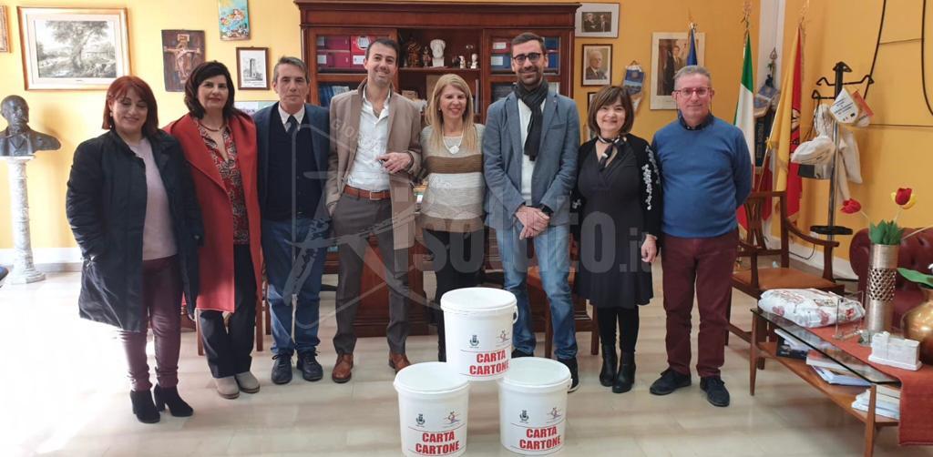 Contenitori per la raccolta differenziata distribuiti negli istituti scolastici di Ribera