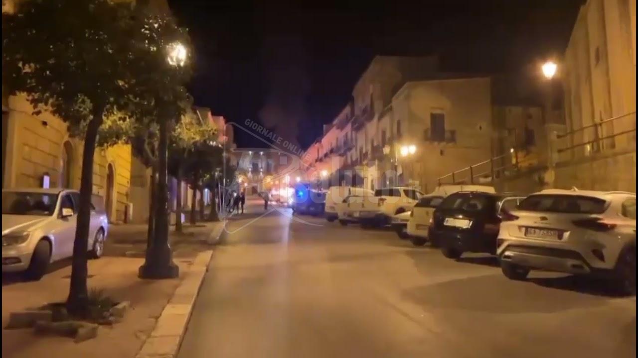 Auto a fuoco in pieno centro a Sambuca (Video)