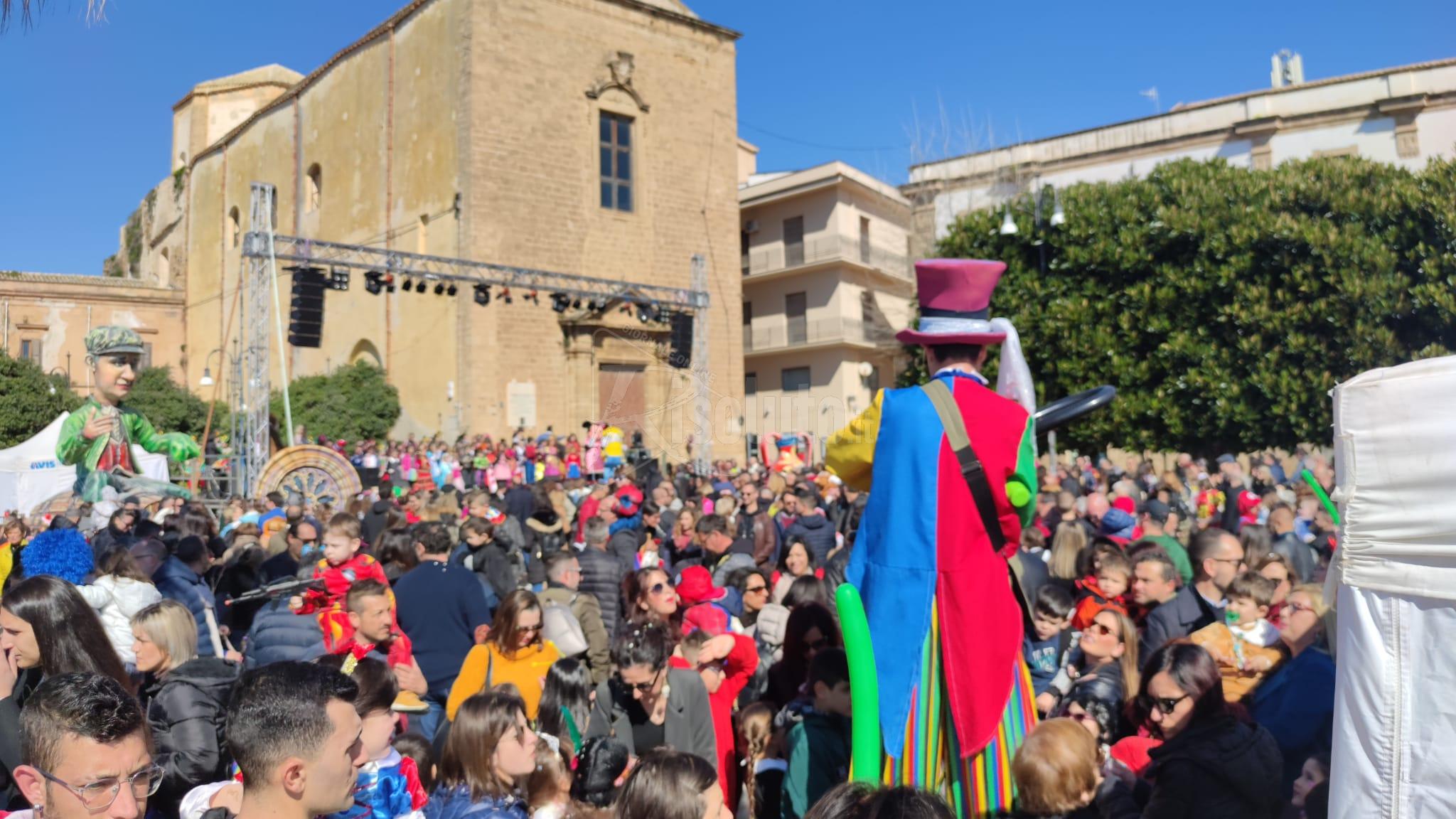 Carnevale dei bambini a Sciacca, tanta gente in piazza Scandaliato
