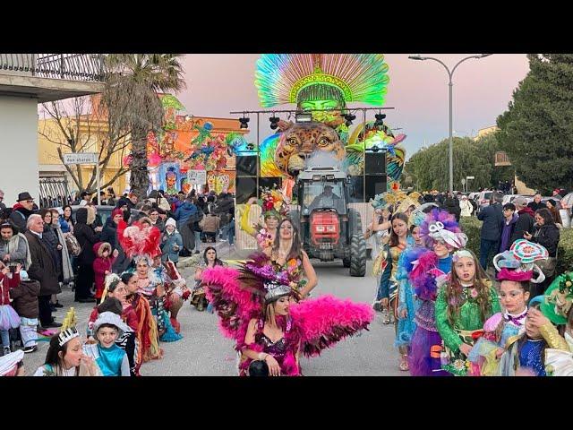 A Montevago sfilano i carri allegorici (Video)