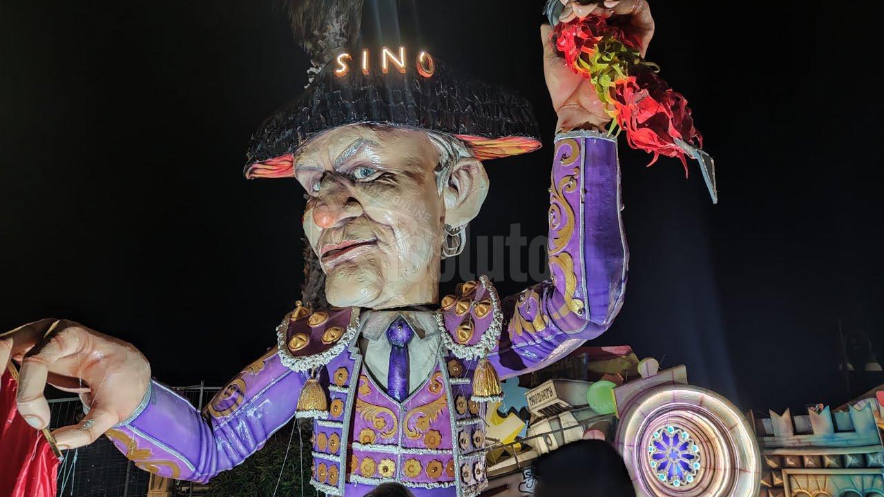 Spettacolo revival e installazioni in cartapesta ieri sera in piazza a Sciacca (Video)