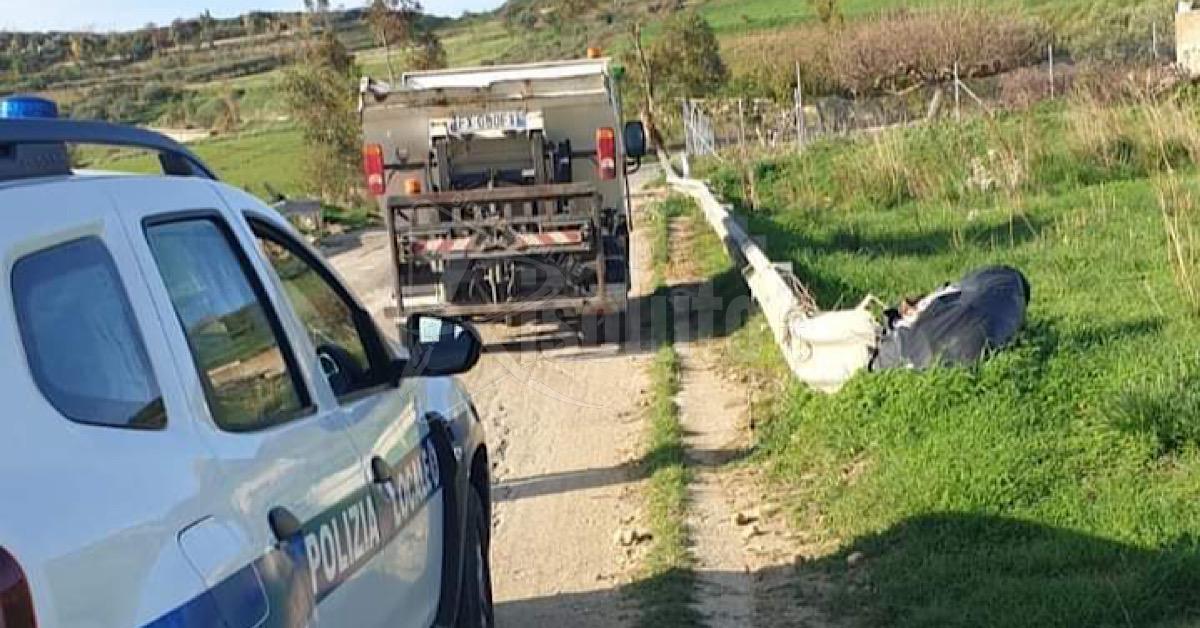 Strada  provinciale 44 Santa Margherita bivio Gulfa, abbandono indiscriminato di rifiuti