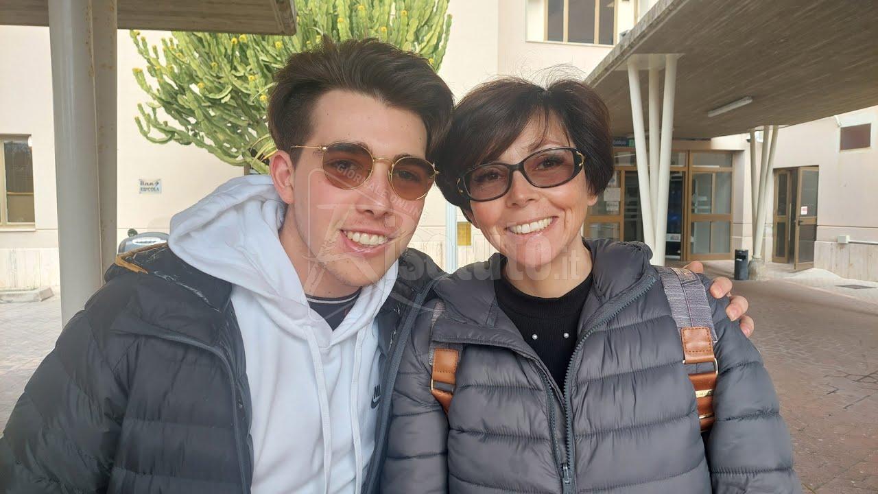 Diciottenne lascia la Maugeri dopo un gravissimo incidente, la mamma: "Lo hanno rimesso in piedi, sarò grata a vita" (Video)