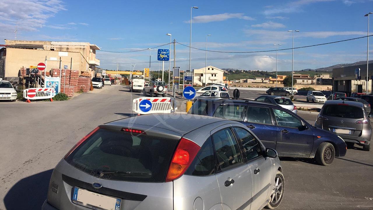 Traffico tra via Lioni e viale Siena, si inverte il segnale di stop