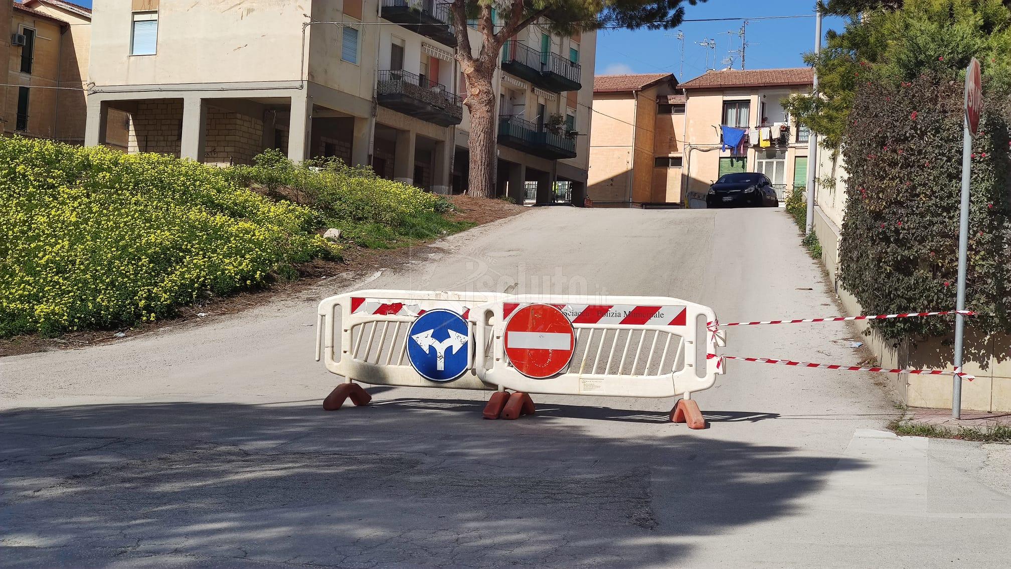 Stop al transito in salita in via Nastasi per troppe buche