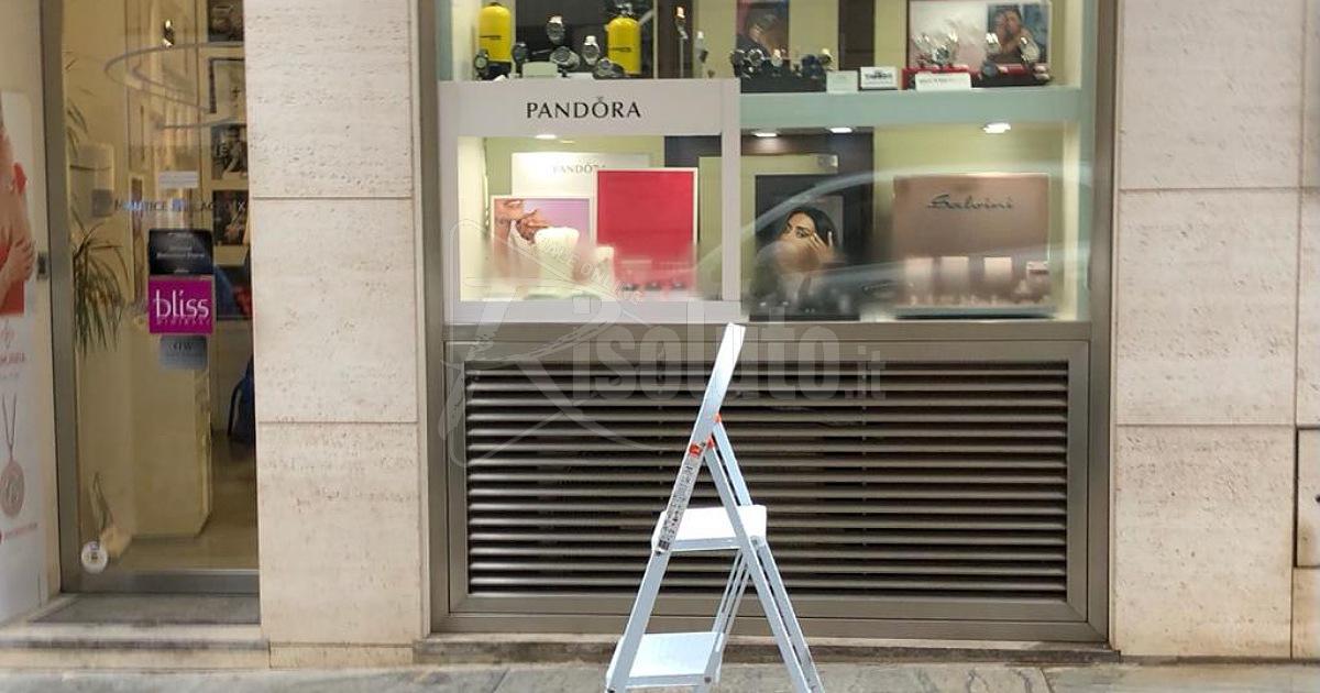 Squadra segnaletica del Comune di Sciacca ridotta a 3 unita' e i paletti non ritornano ancora al loro posto