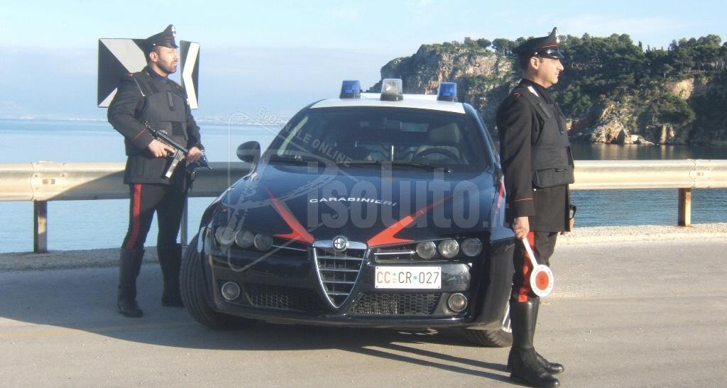 Tampona l’auto dei carabinieri e scappa, denunciato