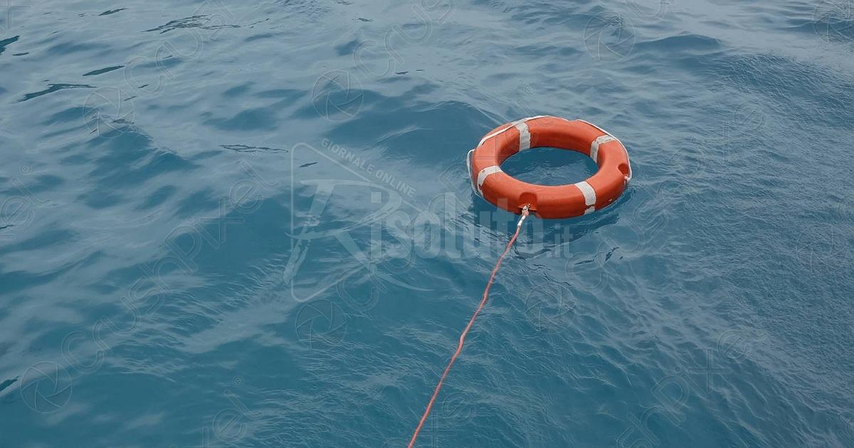 Scivola da un barcone e si aggrappa ad un salvagente per ore, salvata una migrante