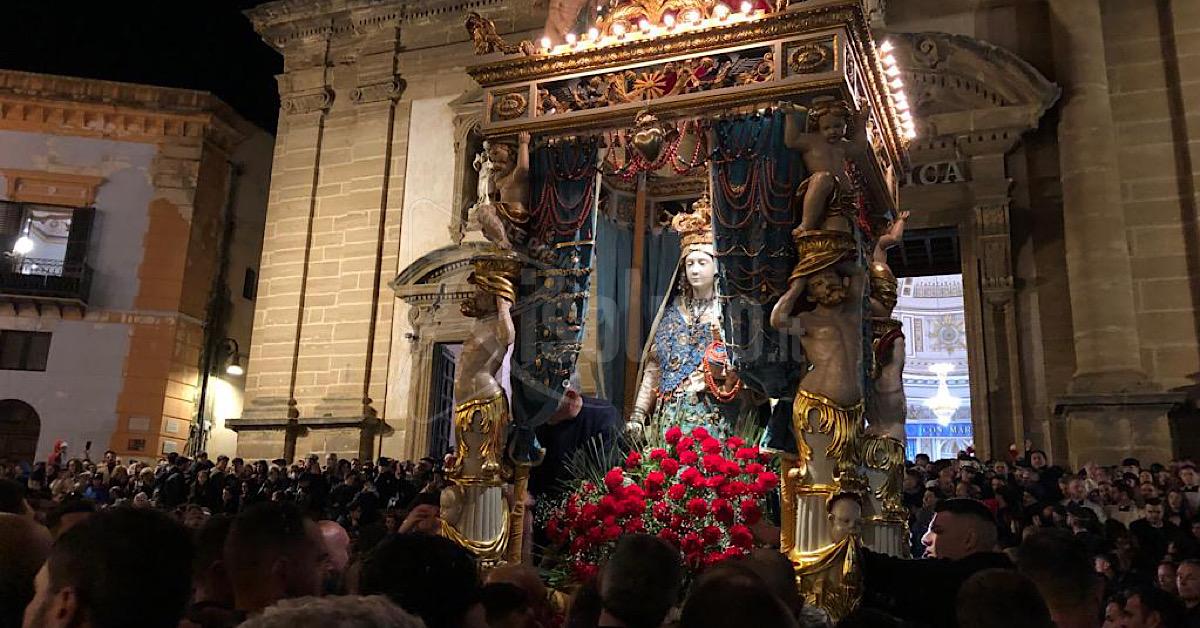 Un migliaio di euro donati durante la processione della Madonna del Soccorso, l'arciprete: "La preghiera conta più del denaro" (Video)
