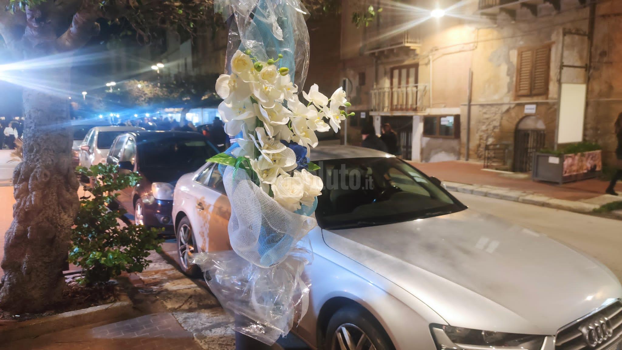 Fiori per il piccolo Salvatore Sclafani nel posto del tragico incidente a Carnevale