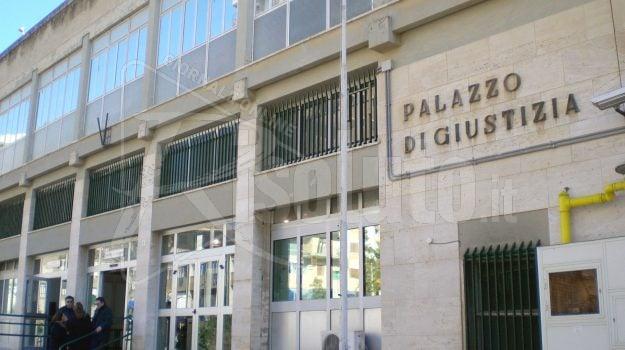 Si spacciava per "guaritore" e minacciava le vittime con video e foto hot, arrestato 44enne