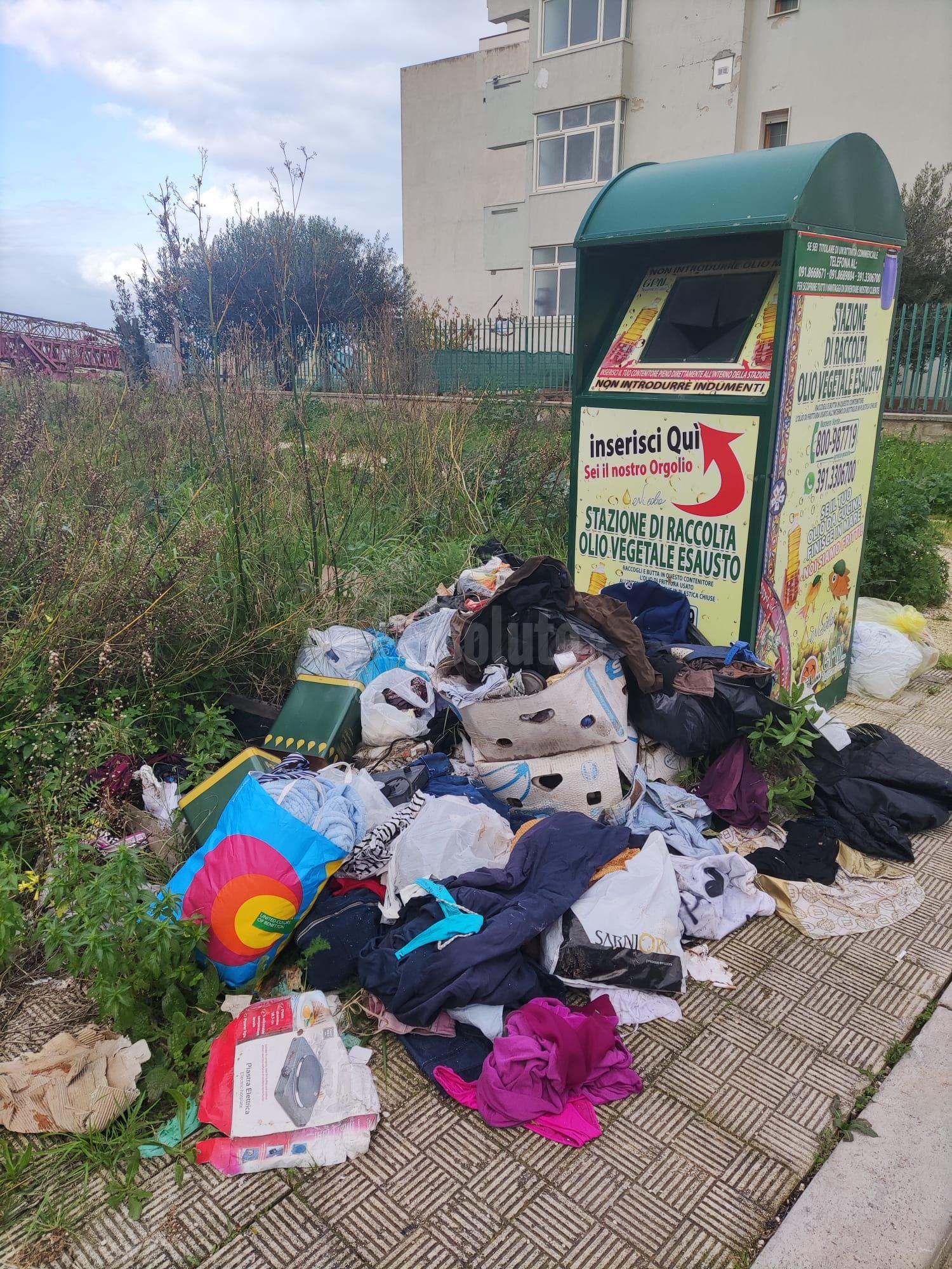 Abbandono di indumenti e rifiuti in contrada Ferraro, Catanzaro:" Degrado infinito subito la scerbatura"