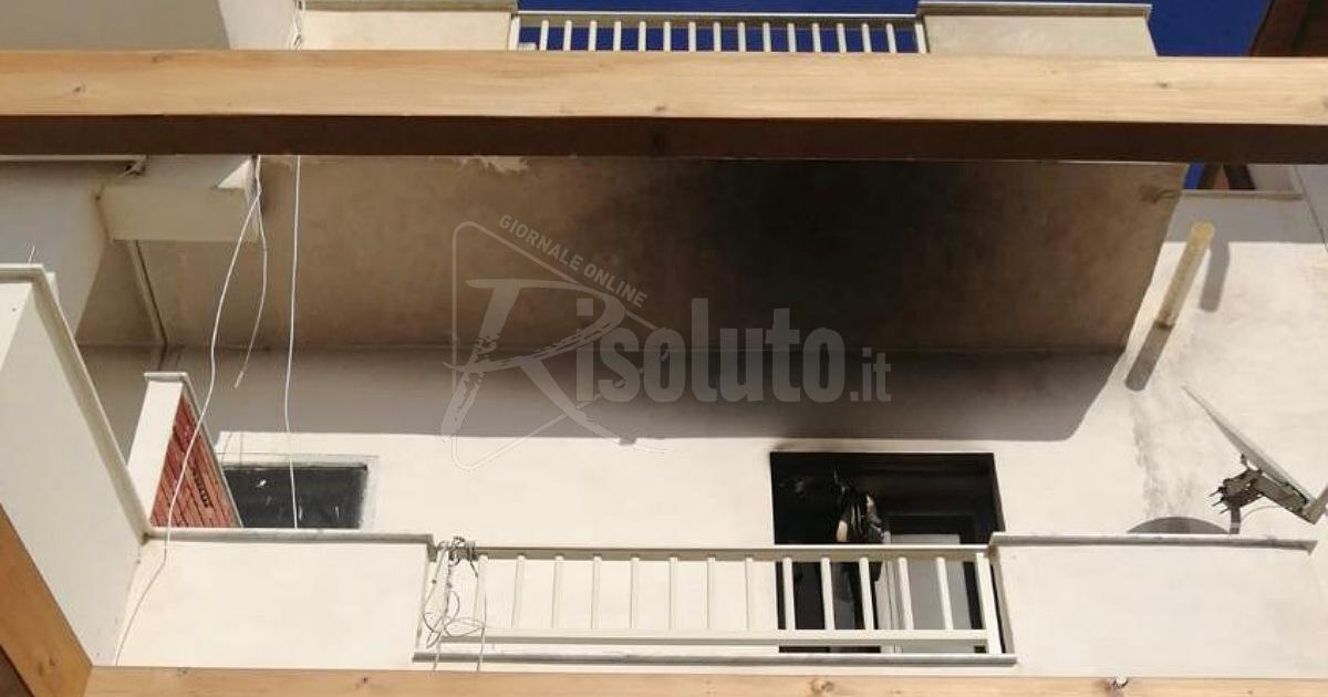 Fiamme in un appartamento di Seccagrande, brucia un palo dell'Enel