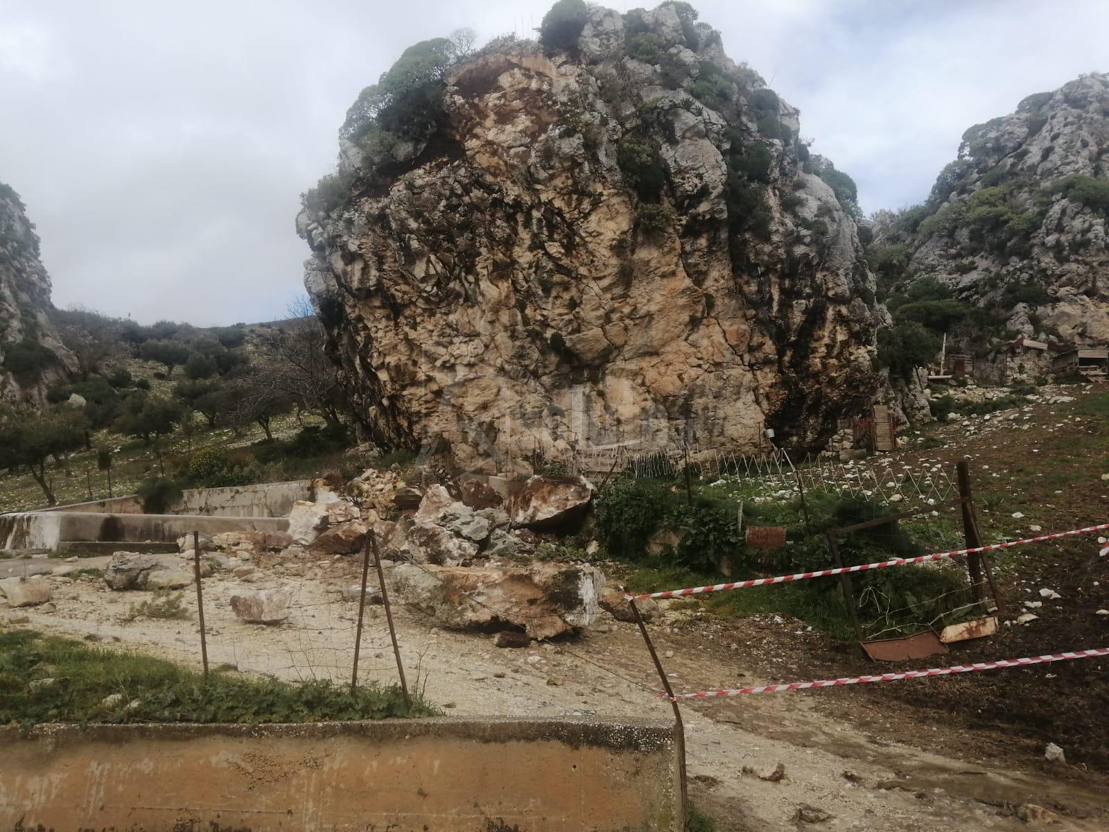 Si stacca un masso dalla montagna che colpisce l’abbeveratoio Pioppo a Caltabellotta