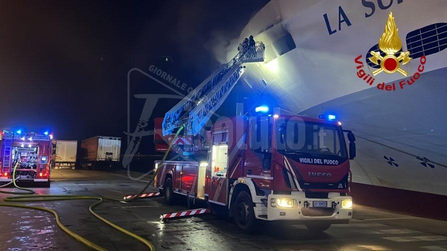 Spente le fiamme sulla nave "La Superba", 37 mezzi bruciati