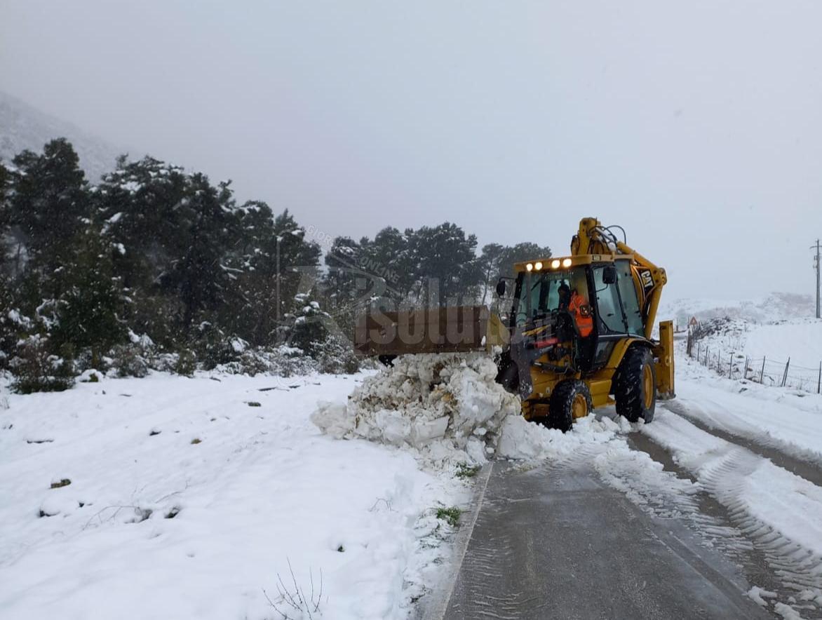 Mezzi spazzaneve in azione sulle strade provinciali montane dell'Agrigentino