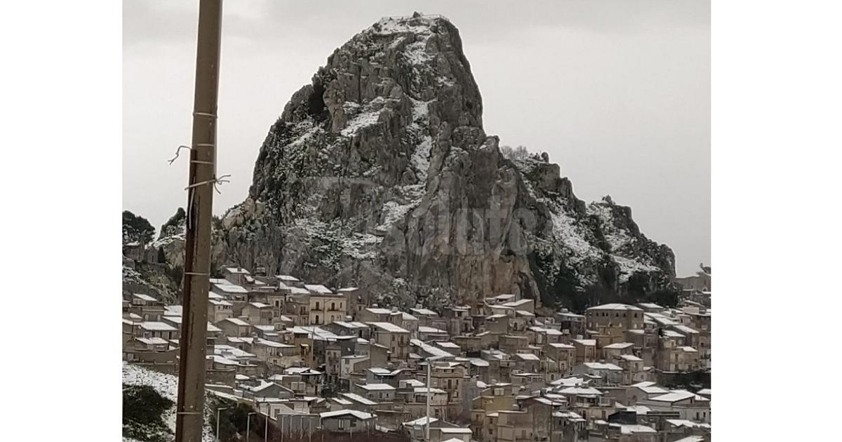 Imbiancata dalla neve anche Caltabellotta, freddo in tutta la regione (Gallery)
