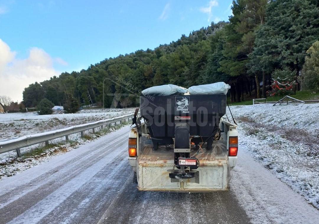 Mezzi spazzaneve in azione anche nelle strade dell’Agrigentino