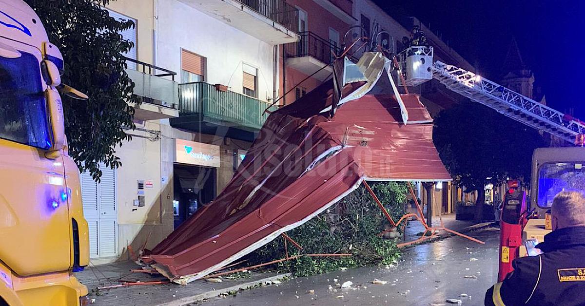 Un volo di 150 metri dei pannelli caduti a Ribera, il sindaco: "Un miracolo ha evitato il peggio" (Video)