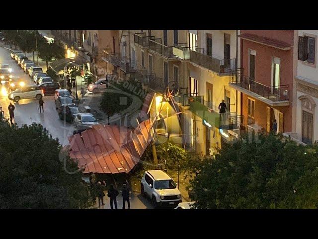 Il vento stacca la copertura di una casa a Ribera, due persone leggermente ferite (Video)