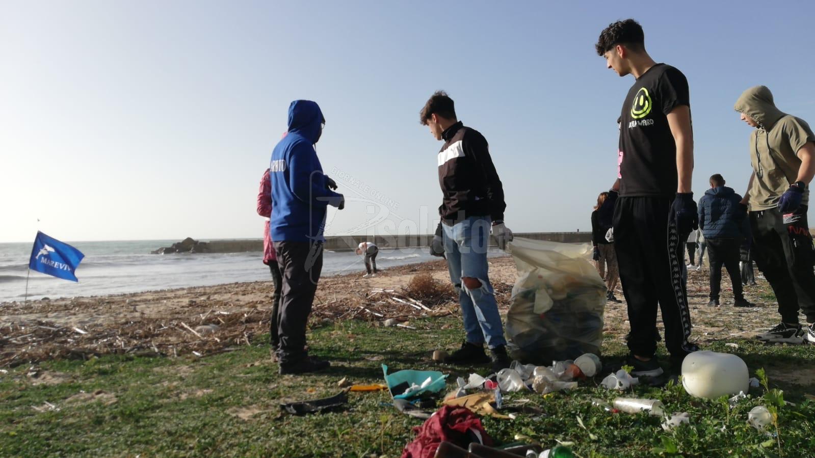 Sciacca, gli studenti del Don Michele Arena raccolgono 36 sacchi di rifiuti allo stazzone