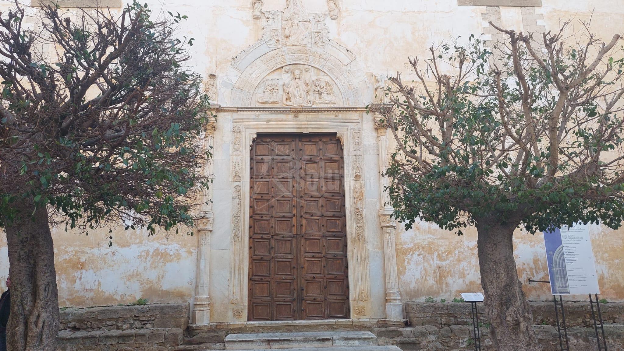 La potatura degli alberi valorizza a Sciacca il portale del Laurana