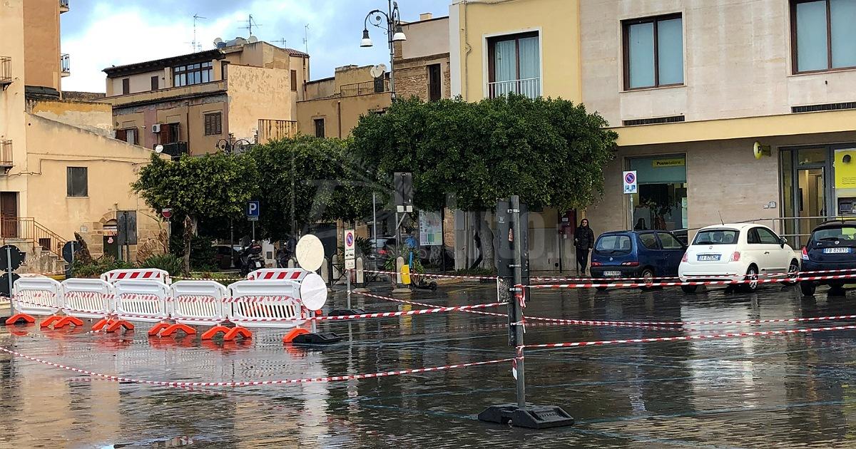 Lavori in corso per l'installazione delle casse automatiche in piazza Rossi a Sciacca