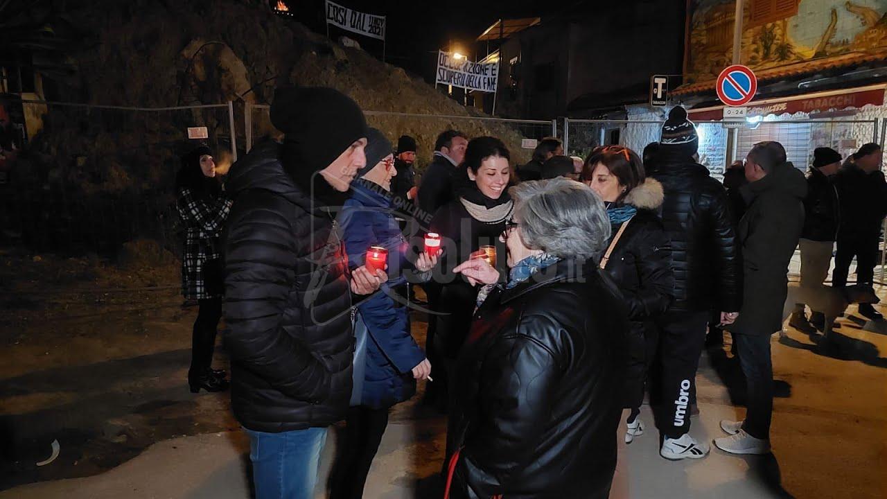 Fiaccolata a Porto Palo per la frana, Scirica: "Non e' più solo la mia protesta" (Video)