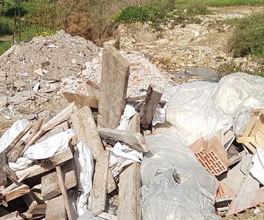 Sfabbricidi scaricati nei torrenti a Sciacca, indaga la Polizia municipale