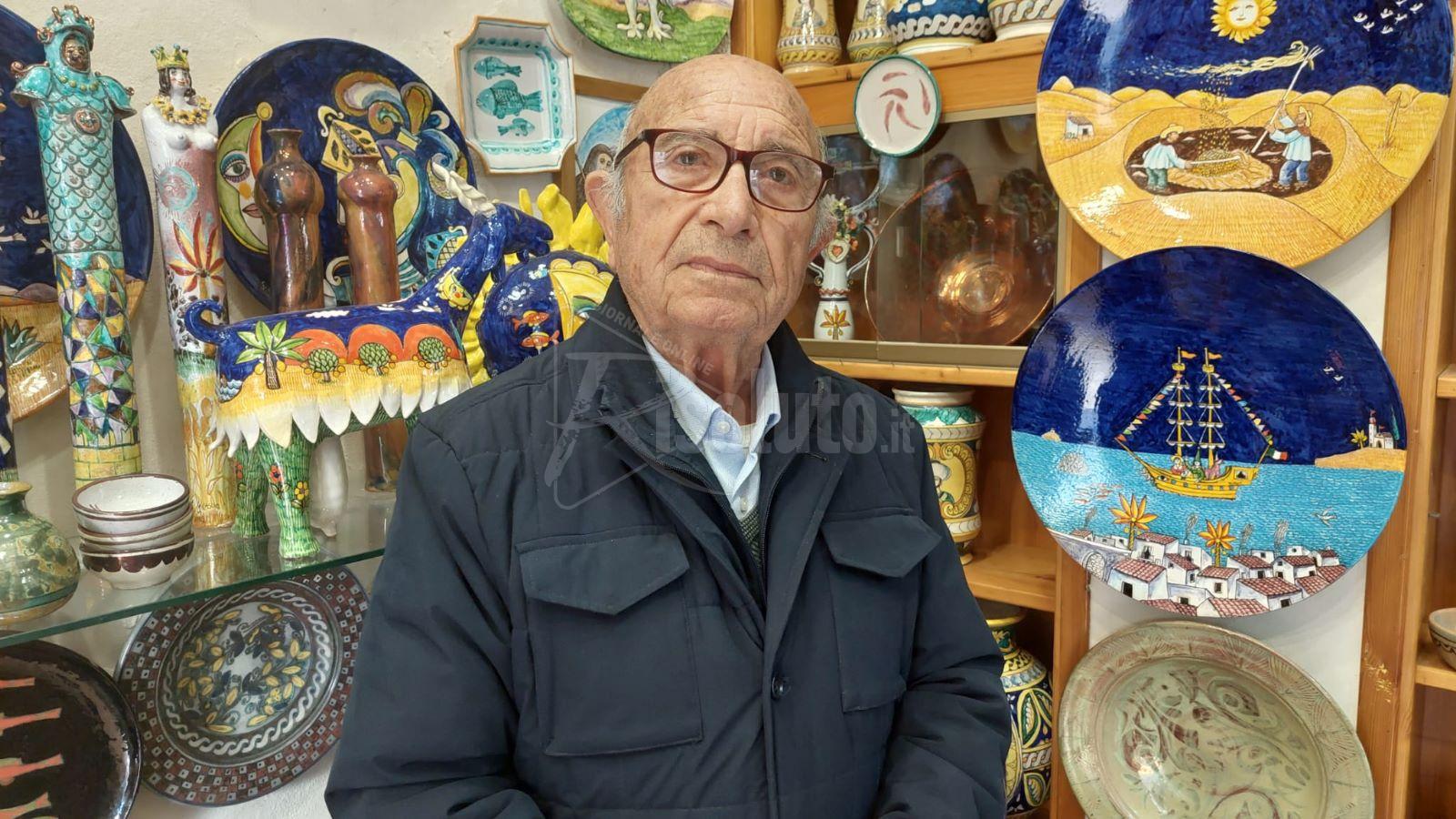 Cascio a 85 anni sempre nel suo laboratorio: "I sindaci di Sciacca pensano più al Carnevale che alla ceramica" (Video)