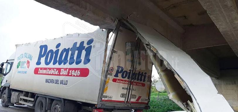 Divelto il tetto di un tir nel sottopassaggio di un ponte del Belice