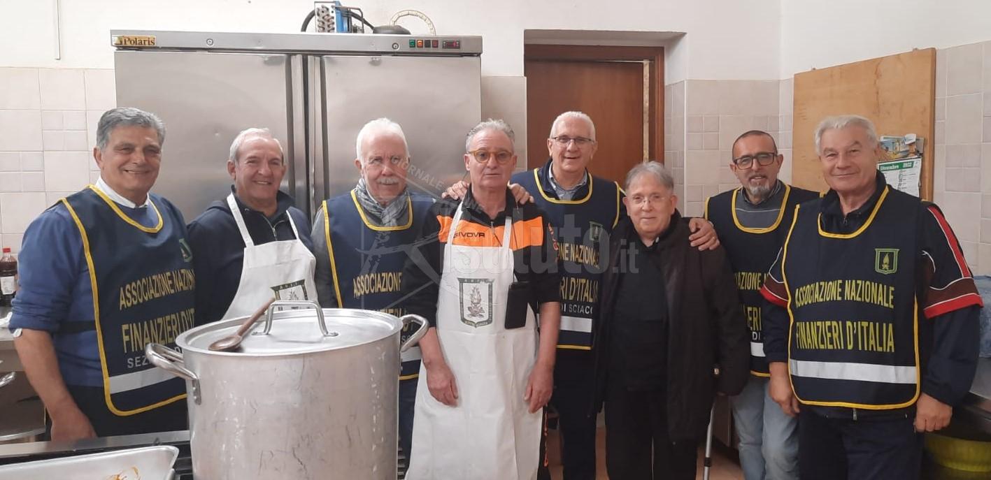 Pranzo della domenica preparato dai finanzieri dell'Anfi alla Mensa della Solidarietà di Sciacca