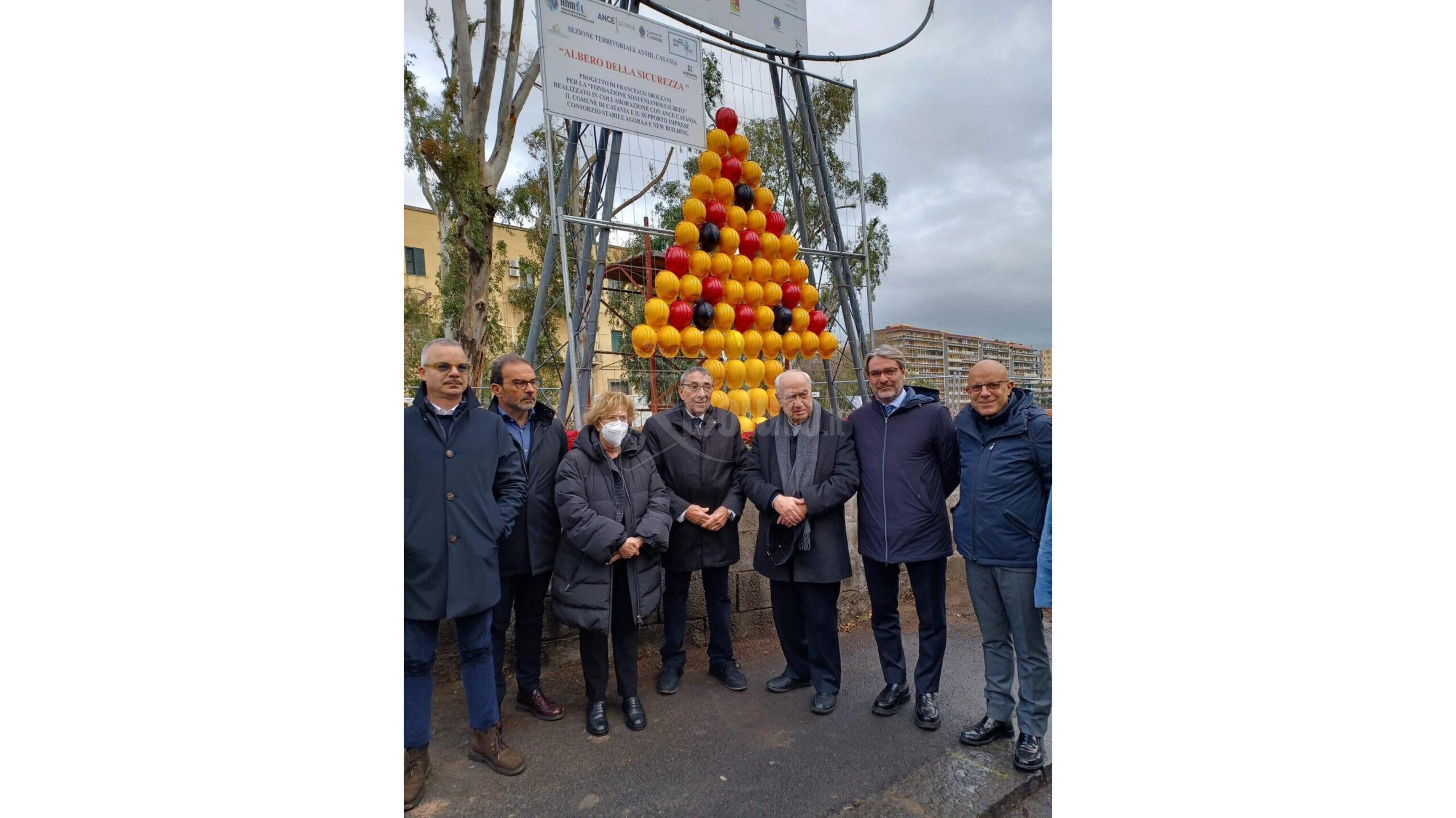 Albero di Natale  con caschi antinfortunistica a Catania per la sicurezza nei  cantieri