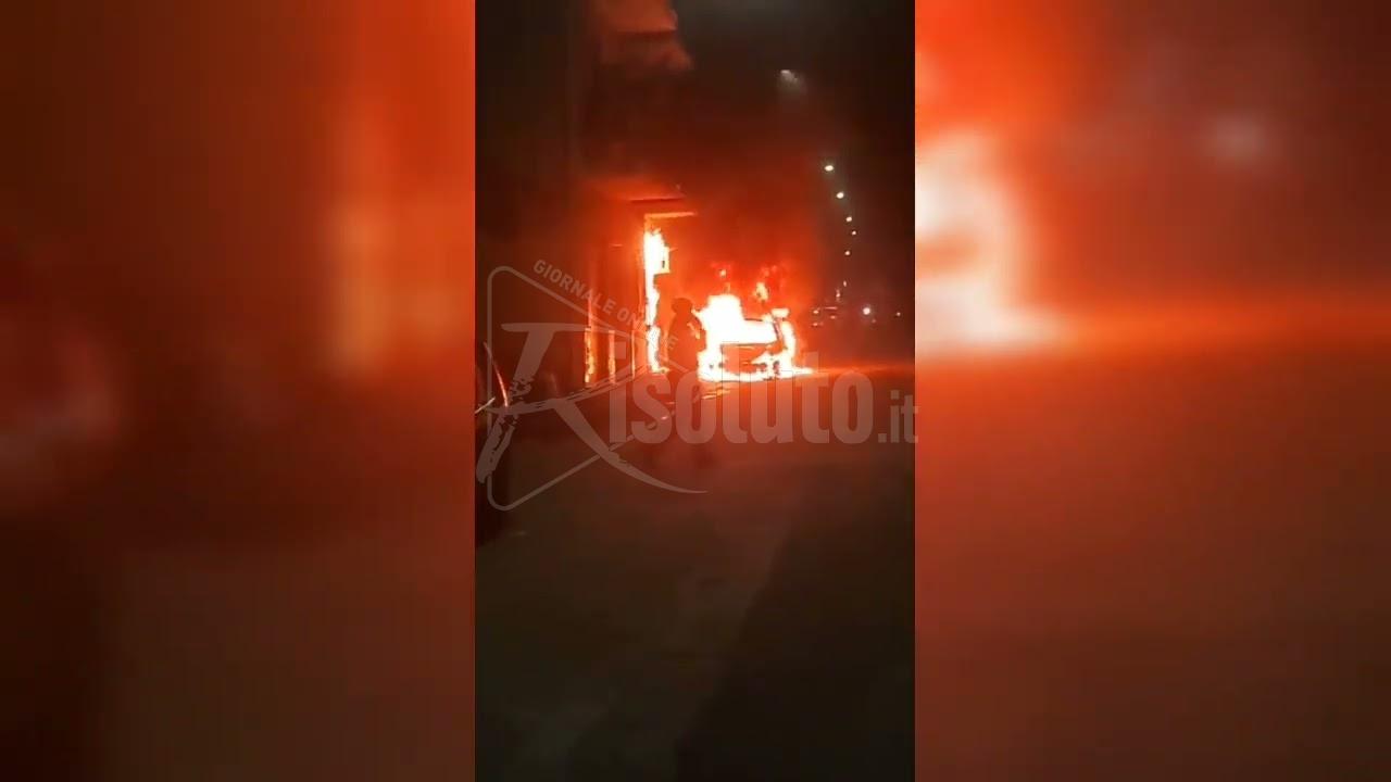 Due auto a fuoco stasera in pieno centro a Ribera (Video)