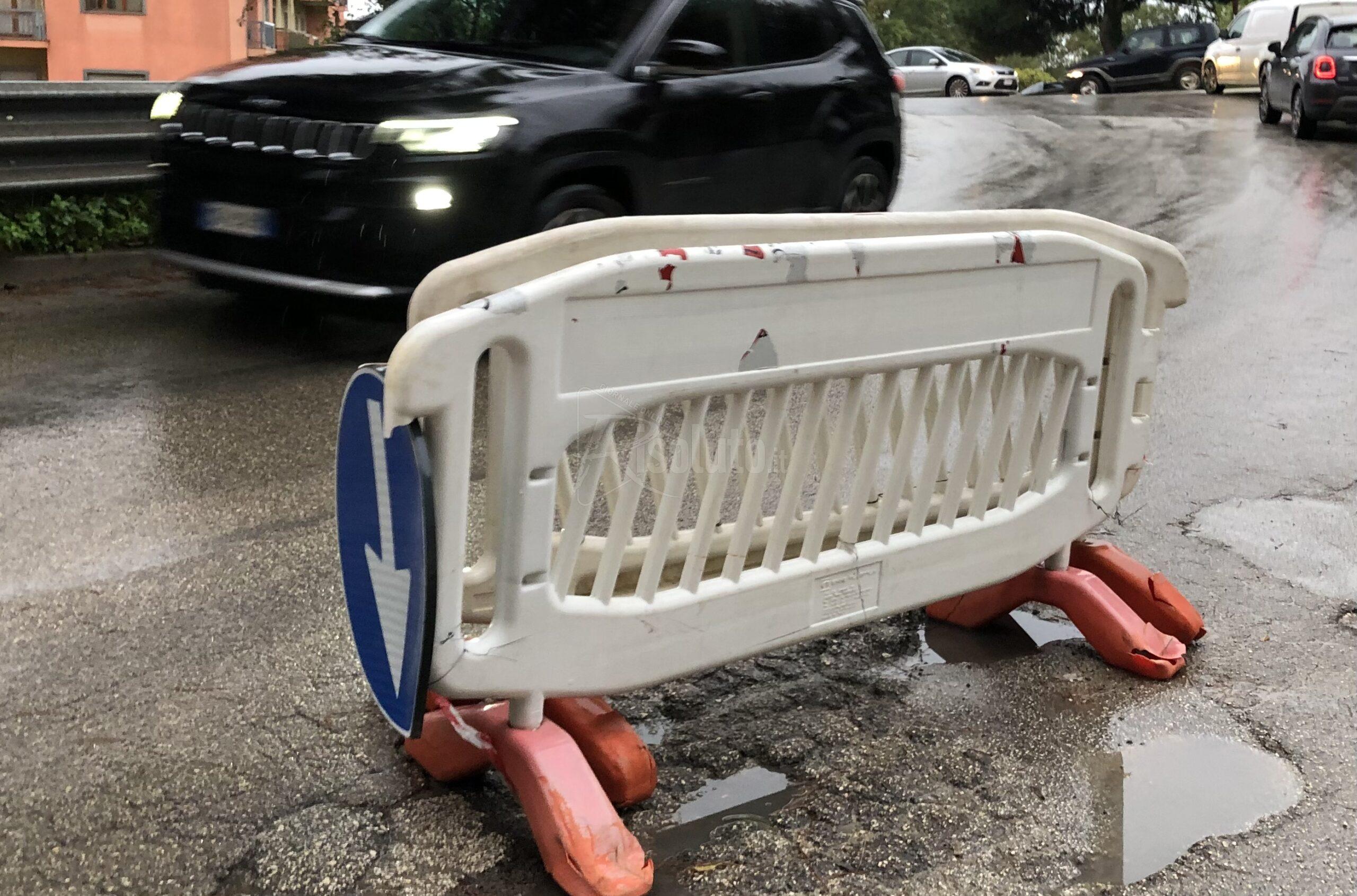 Transenna in via Giotto a Sciacca, traffico rallentato