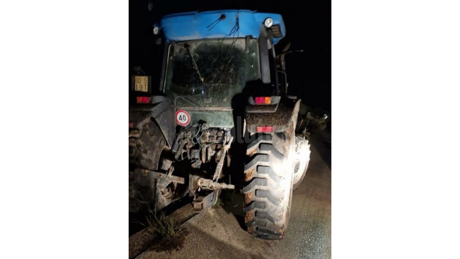Rubano trattore del Comune per scardinare cassa di area servizio