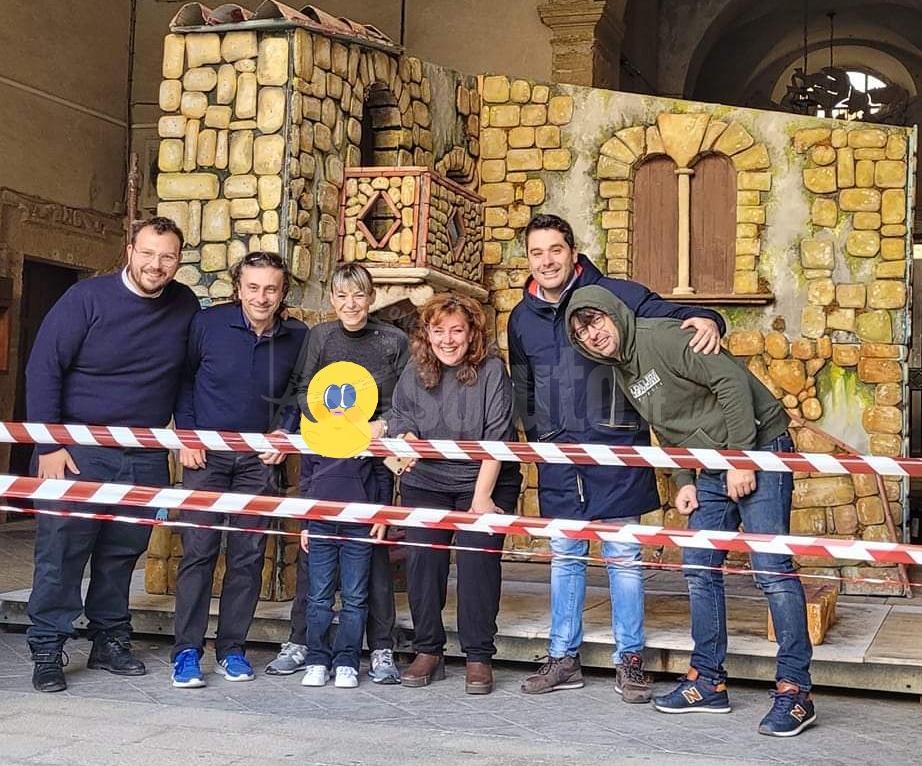 Gli assessori allestiscono il presepe nell'atrio del Comune di Sciacca