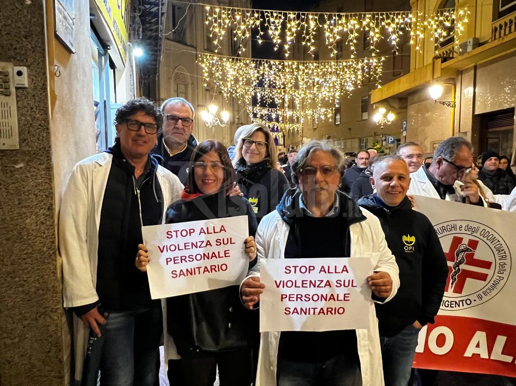 Camici bianchi in marcia ad Agrigento per dire no alla violenza contro i sanitari