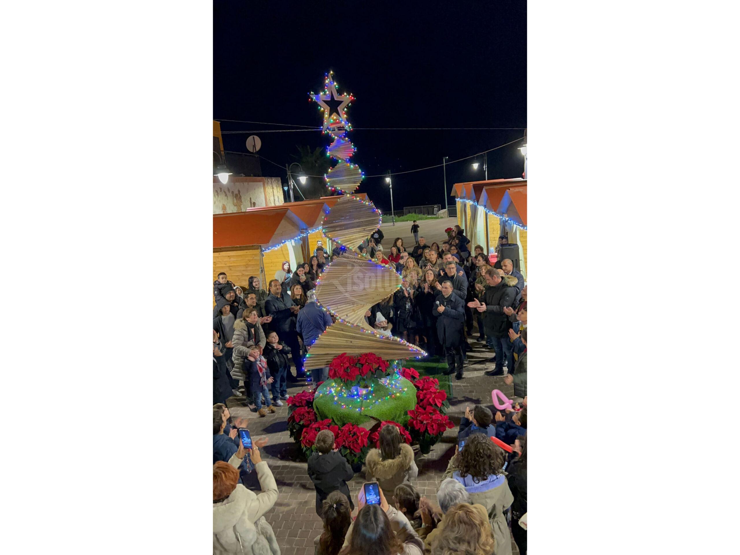Albero di Natale a Villafranca con materiale di riciclo dell'isola ecologica