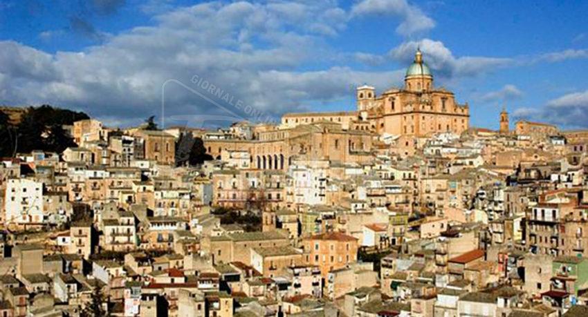 Crolla tetto di un magazzino a Naro, muore trentanovenne