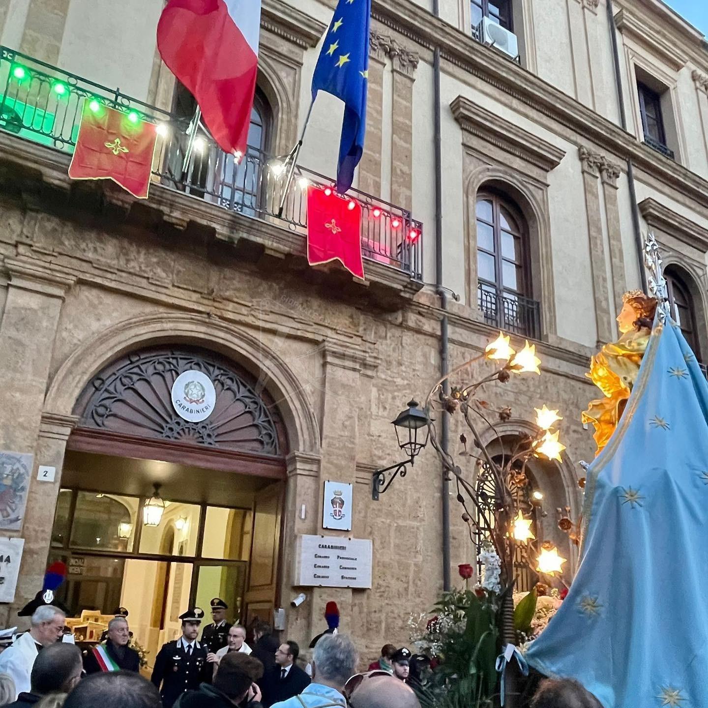 La statua dell’Immacolata sosta davanti l’ingresso del Comando Provinciale Carabinieri di Agrigento durante la processione