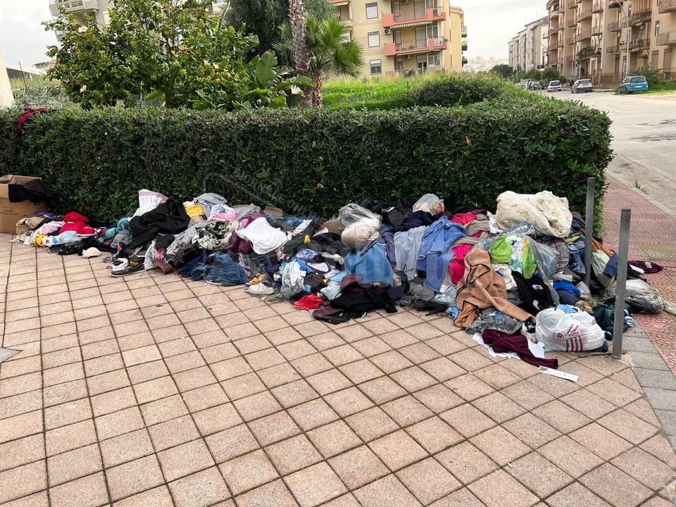 Abiti usati abbandonati davanti la Chiesa della Perriera, Patti: "Gli abiti vanno donati ai volontari"