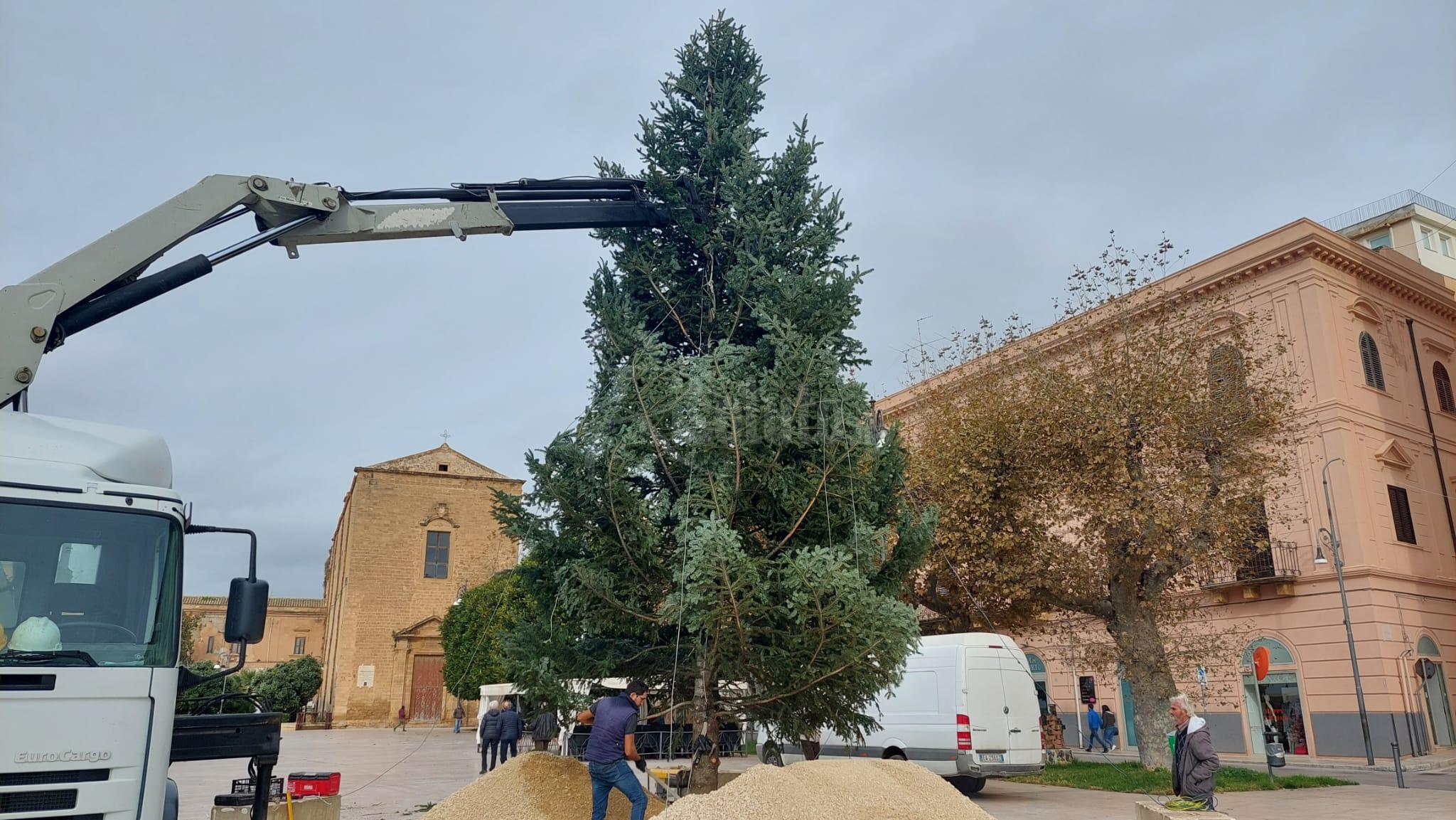 L'albero di Natale di Sciacca donato da Michele Ciaccio, Mangia e Rocco Forte