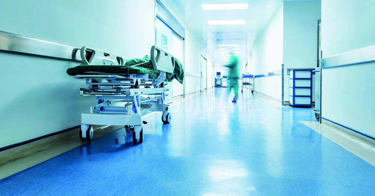Partorisce in auto mentre accompagna i figli a scuola