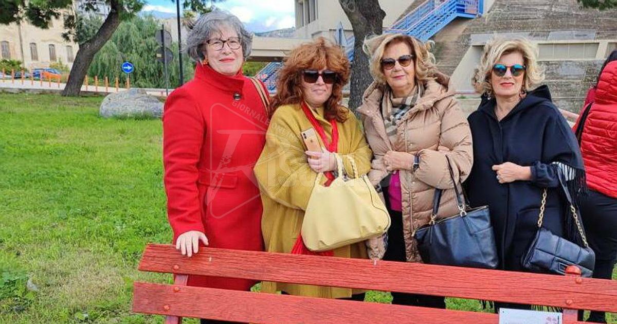 Collocate due panchine rosse nel Fondo Bernardo a Sciacca