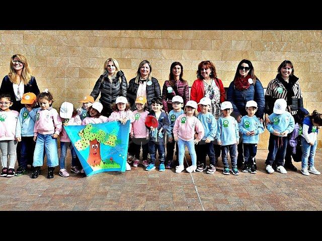 Festa dell'albero, i bimbi dell'istituto "Abbici" piantumano un ulivo al parco della Perriera (Video)