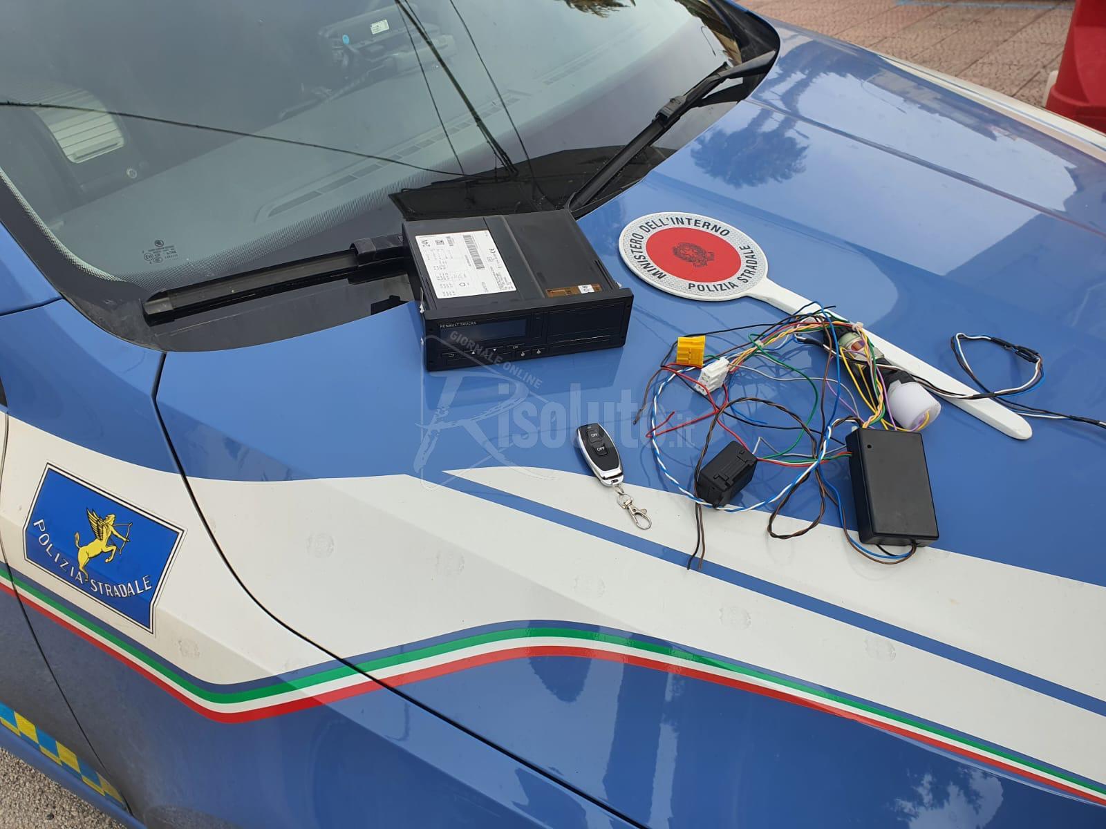 Cronotachigrafo alterato in un mezzo pesante alle porte di Sciacca, sanzione e ritiro patente per il camionista